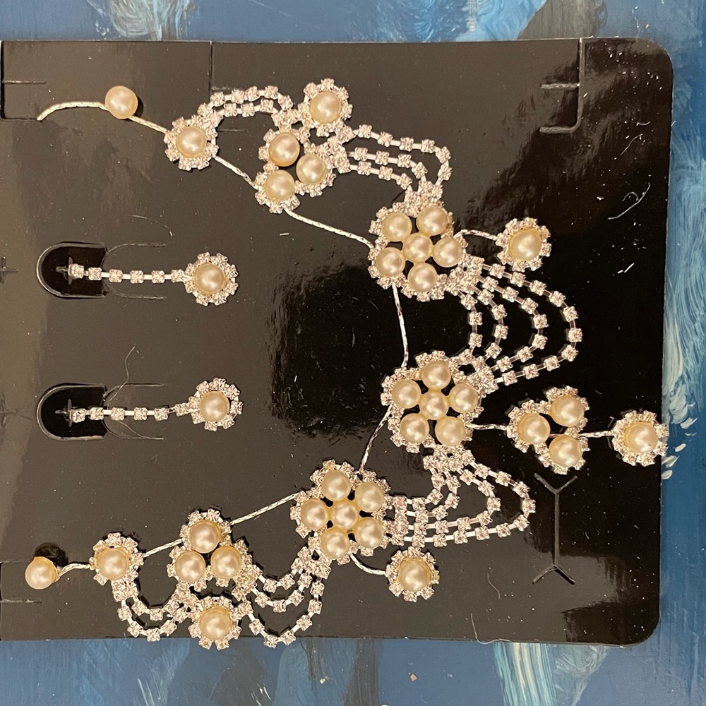 Gorgeous bridal pearl and rhinestone necklace set